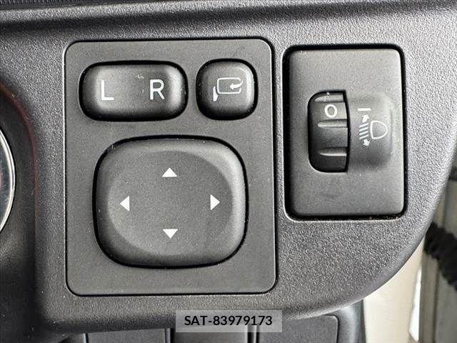 Toyota AQUA 2014-04 7057425-28