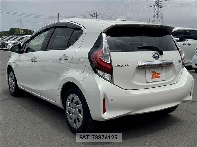 Toyota AQUA 2018-02 7057418-12