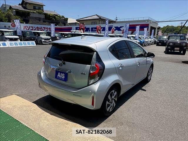 Toyota AQUA 2021-05 7057428-2