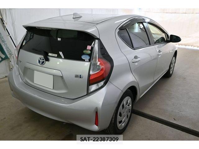 Toyota AQUA 2018-07 7057445-3