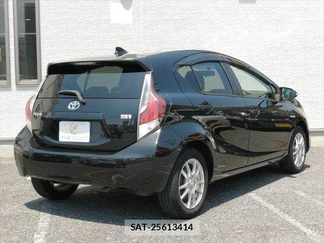 Toyota AQUA 2015-06 7057447-17