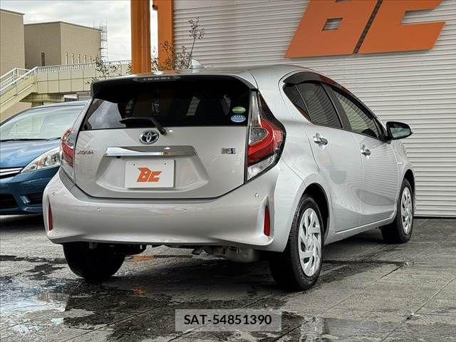 Toyota AQUA 2018-08 7057427-12
