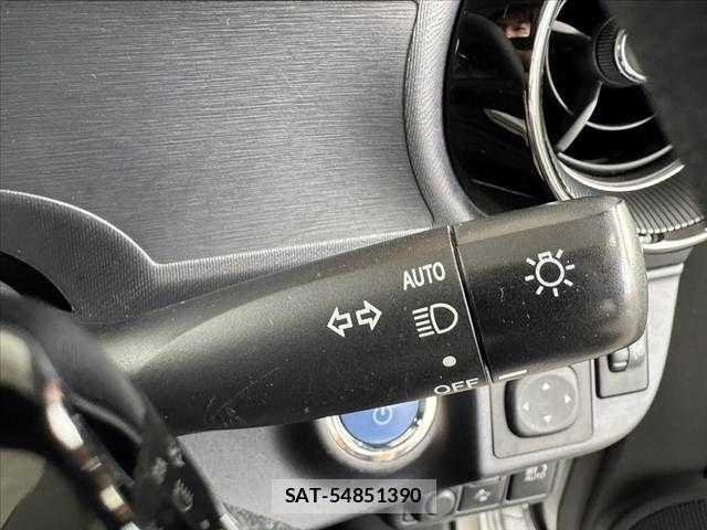 Toyota AQUA 2018-08 7057427-26