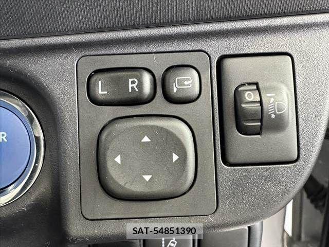 Toyota AQUA 2018-08 7057427-28