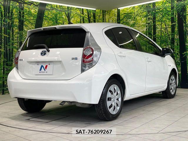 Toyota AQUA 2013-06 7057444-16