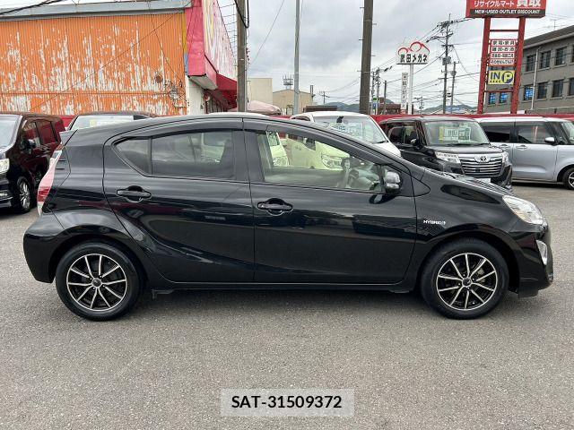 Toyota AQUA 2015-11 7057450-5