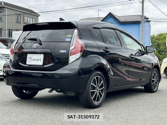 Toyota AQUA 2015-11 7057450-8