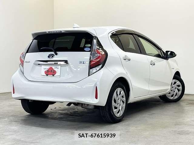 Toyota AQUA 2018-02 7057420-2