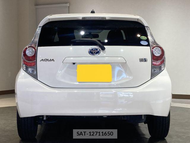 Toyota AQUA 2014-02 7057407-2