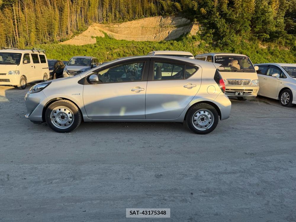 Toyota AQUA 2018 6714479-1