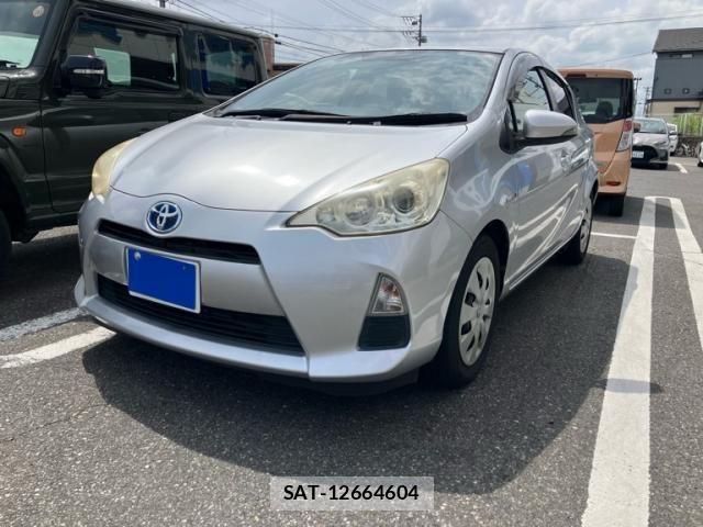 Toyota AQUA 2013-01 7214694-0