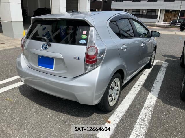 Toyota AQUA 2013-01 7214694-2