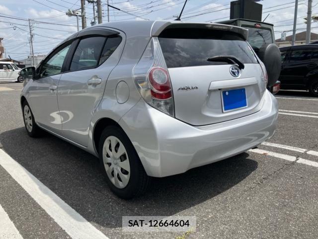 Toyota AQUA 2013-01 7214694-3