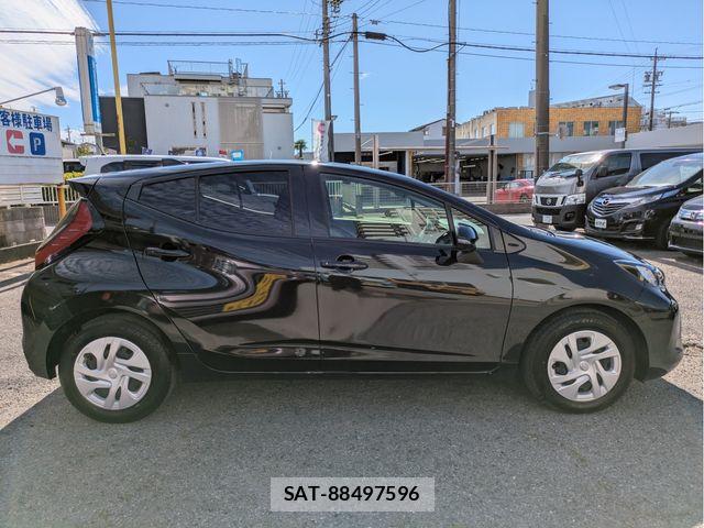 Toyota AQUA 2022-01 7214864-17