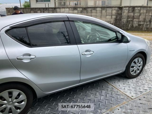 Toyota AQUA 2012-05 7214687-3