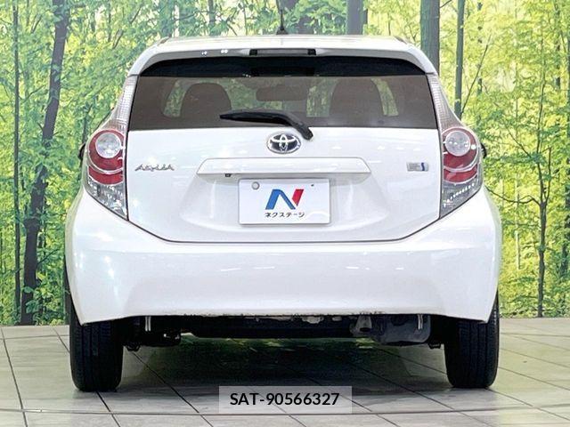 Toyota AQUA 2013-06 7214695-14