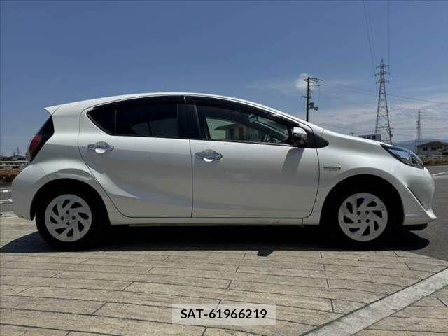 Toyota AQUA 2018-07 7214803-11