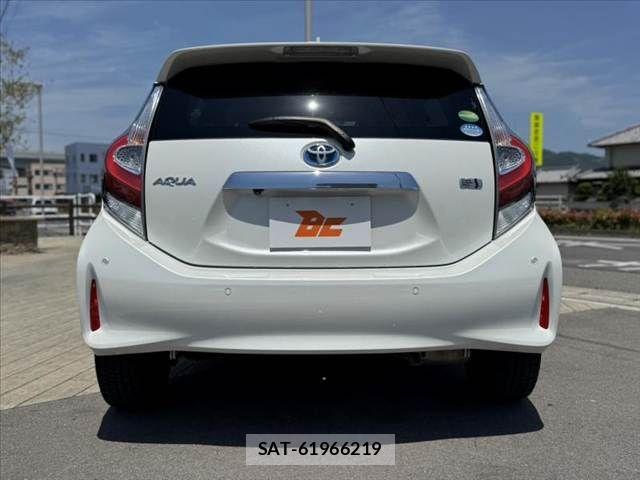 Toyota AQUA 2018-07 7214803-13