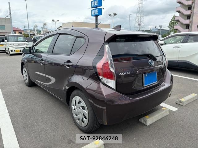 Toyota AQUA 2017-03 7214776-3
