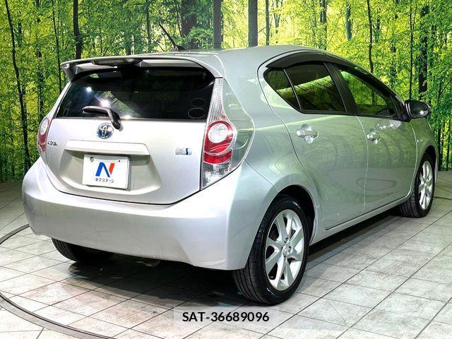 Toyota AQUA 2012-04 7214674-16