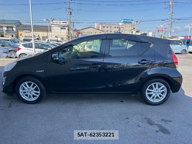 Toyota AQUA 2016-04 7214764-15