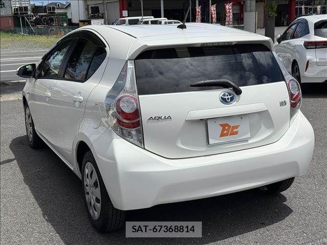 Toyota AQUA 2013-09 7214705-7