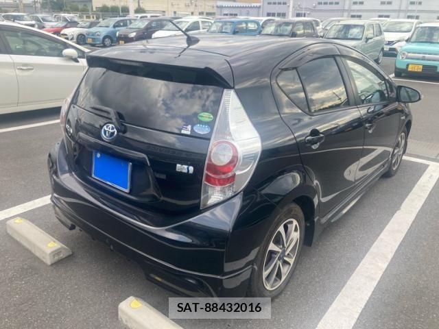 Toyota AQUA 2014-01 7214721-6