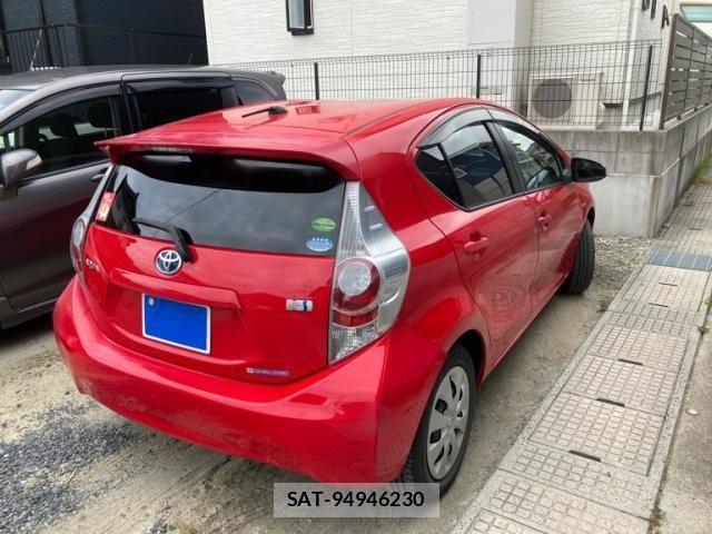 Toyota AQUA 2013-09 7214710-2