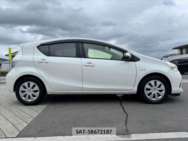 Toyota AQUA 2013-09 7214709-11