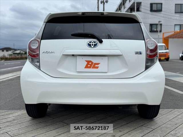 Toyota AQUA 2013-09 7214709-13