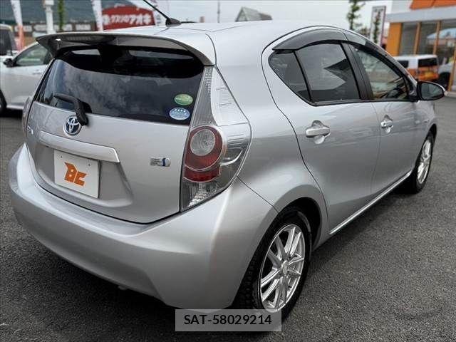 Toyota AQUA 2013-11 7214712-14