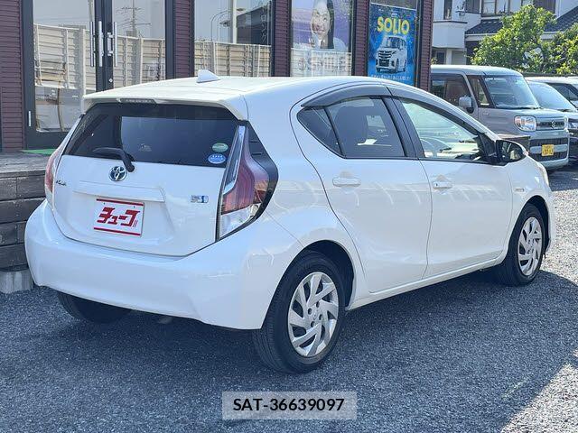 Toyota AQUA 2015-06 7214744-2
