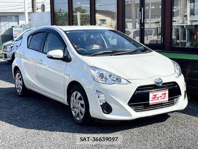 Toyota AQUA 2015-06 7214744-6