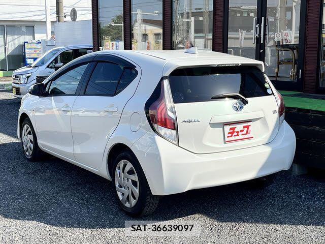 Toyota AQUA 2015-06 7214744-8