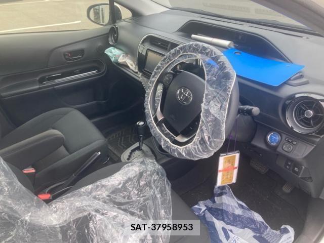 Toyota AQUA 2018-03 7214804-11