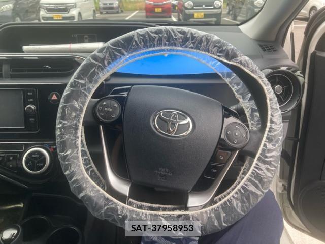 Toyota AQUA 2018-03 7214804-12
