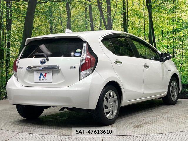 Toyota AQUA 2016-10 7214771-17