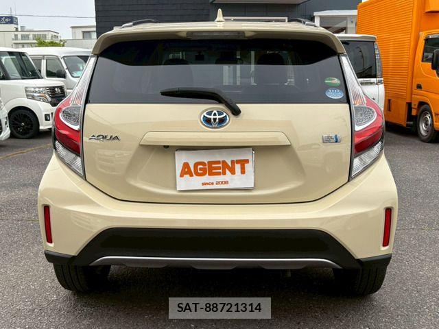 Toyota AQUA 2018-05 7214800-9