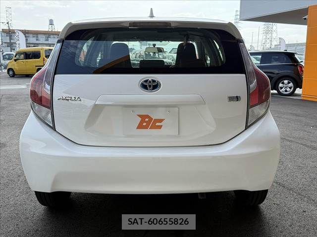 Toyota AQUA 2015-07 7214750-8