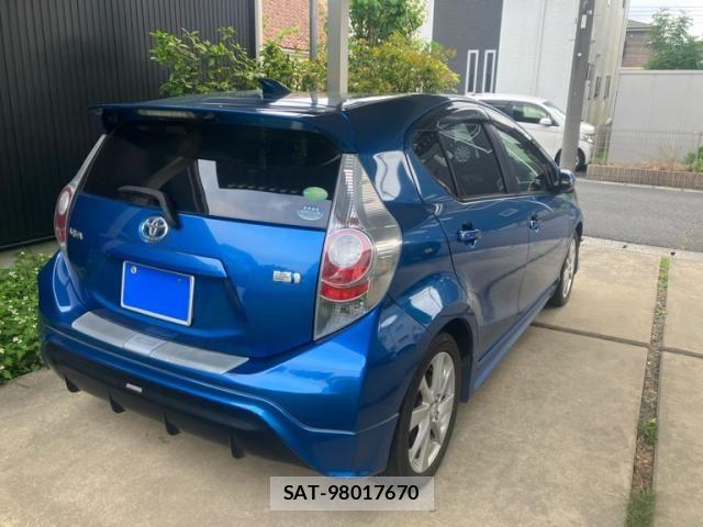 Toyota AQUA 2012-03 7214671-3