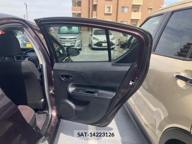 Toyota AQUA 2016-01 7214763-11