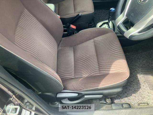 Toyota AQUA 2016-01 7214763-15