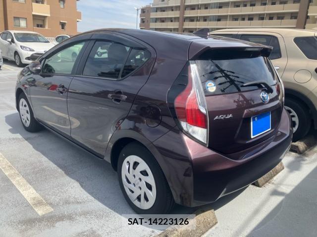 Toyota AQUA 2016-01 7214763-3