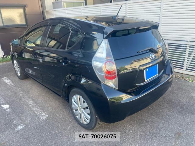 Toyota AQUA 2012-01 7214661-3