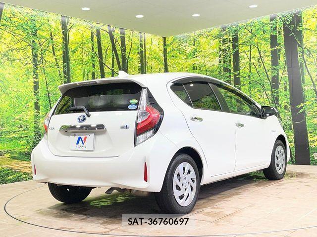 Toyota AQUA 2018-02 7214796-16