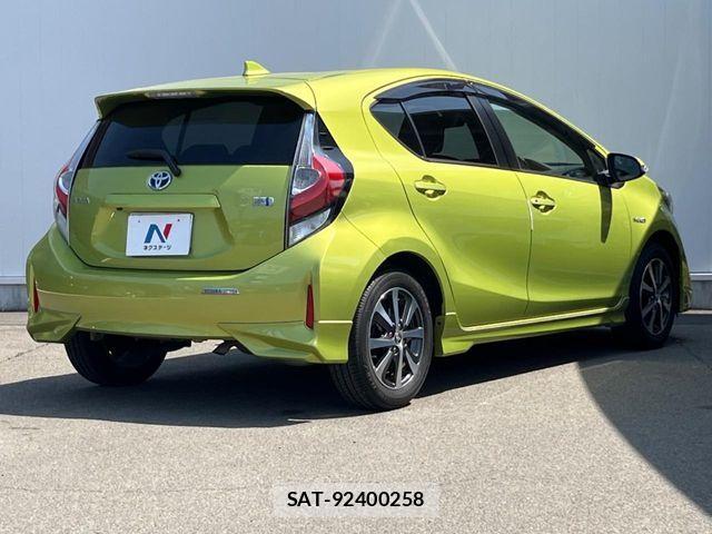 Toyota AQUA 2017-07 7249578-17