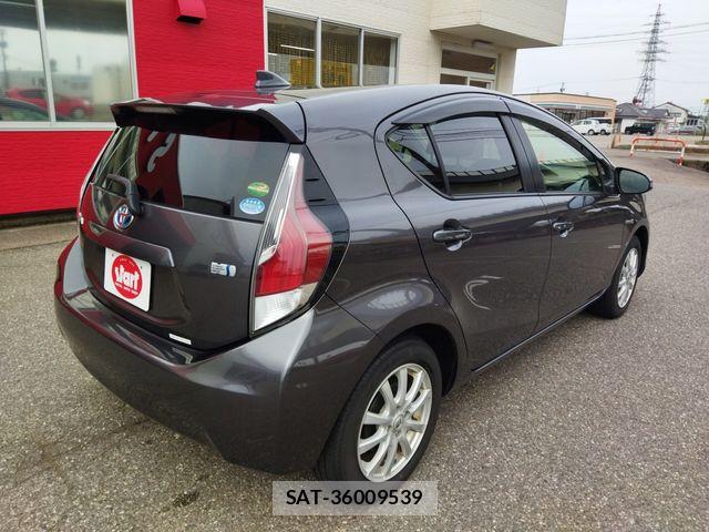 Toyota AQUA 2015-06 7249582-2