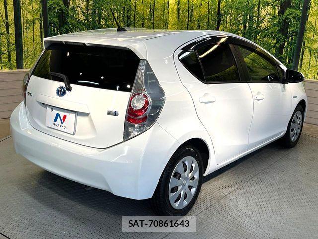 Toyota AQUA 2013-08 7249581-16
