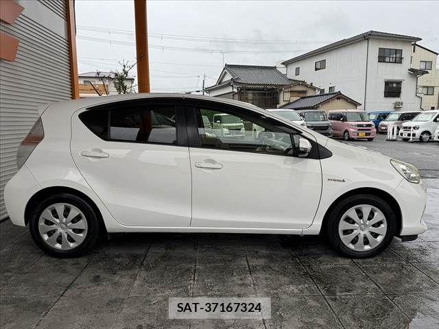 Toyota AQUA 2014-02 7249807-9