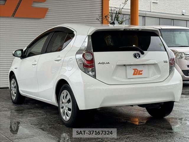 Toyota AQUA 2014-02 7249807-11